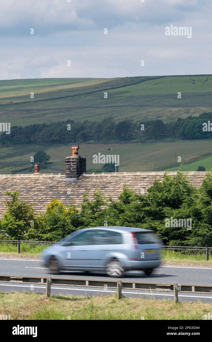 Stott Hall Farm, Rishworth, eine Farm inmitten der Autobahn M62, Yorkshire, England Stockfoto