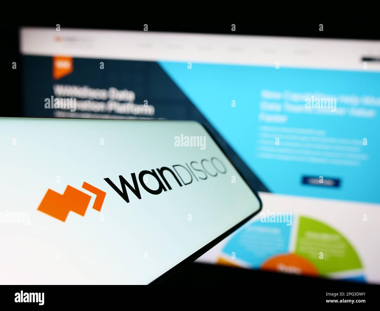 Handy mit Logo des Softwareunternehmens WANdisco plc auf dem Bildschirm vor der Business-Website. Fokus auf die Mitte links des Telefondisplays. Stockfoto