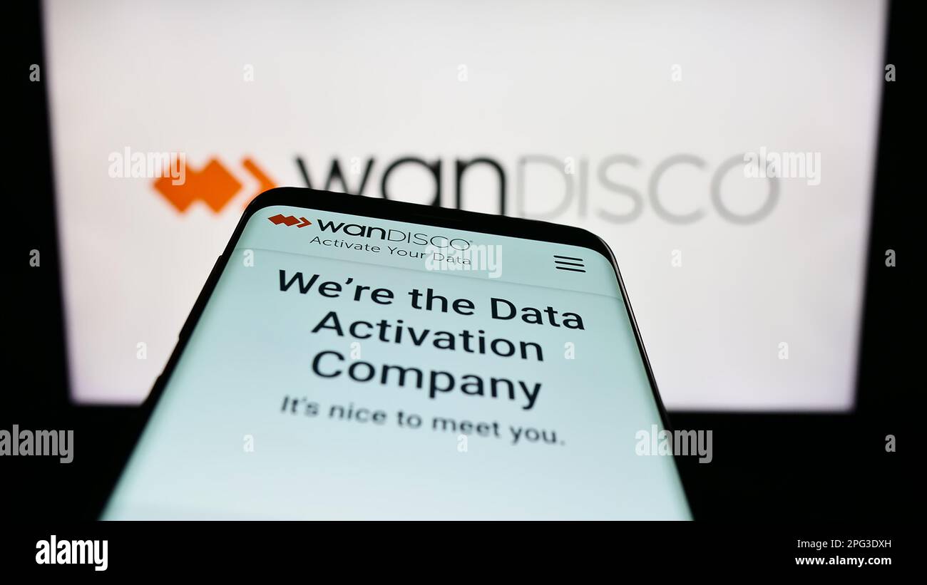 Mobiltelefon mit Website des Softwareunternehmens WANdisco plc auf dem Bildschirm vor dem Unternehmenslogo. Fokus auf oberer linker Seite des Telefondisplays. Stockfoto