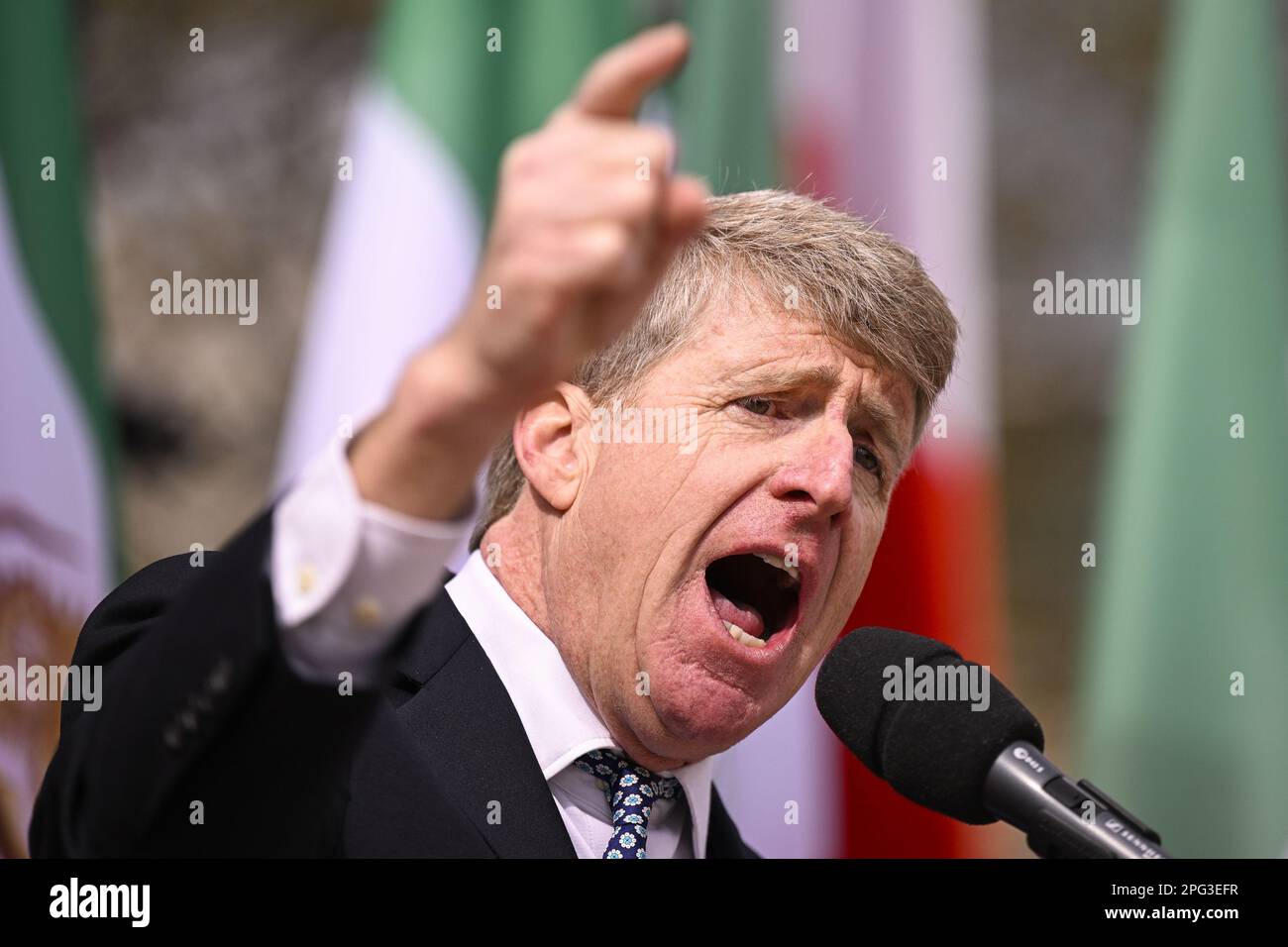 Brüssel, Belgien. 20. März 2023. US-Kongressabgeordneter Patrick J. Kennedy hält am Montag, den 20. März 2023 in Brüssel eine Rede bei einem Protest zur Unterstützung der iranischen Widerstandsbewegung. BELGA FOTO LAURIE DIEFFEMBACQ Kredit: Belga News Agency/Alamy Live News Stockfoto