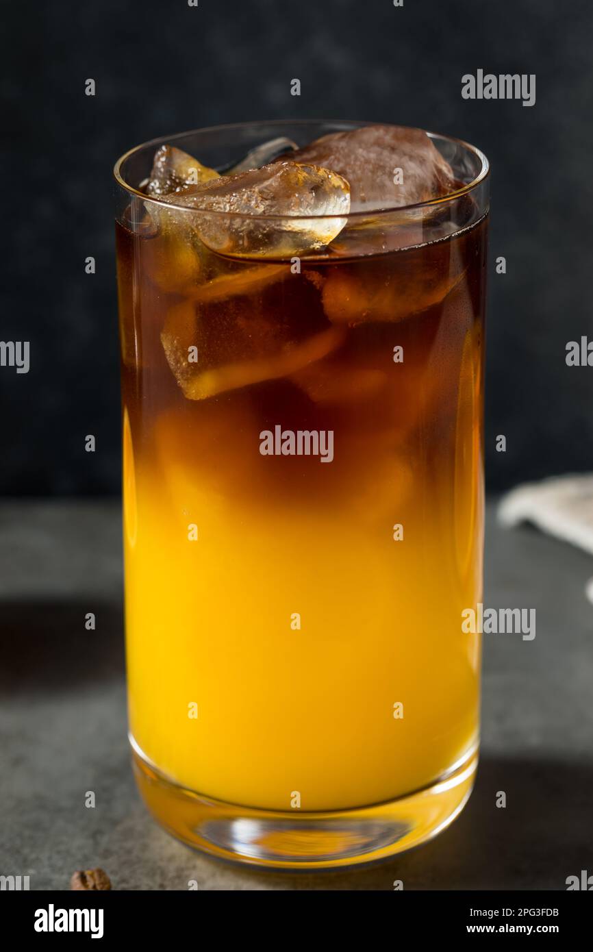 Kalter erfrischender Orangensaft und Kaffeegetränk mit Eis Stockfoto