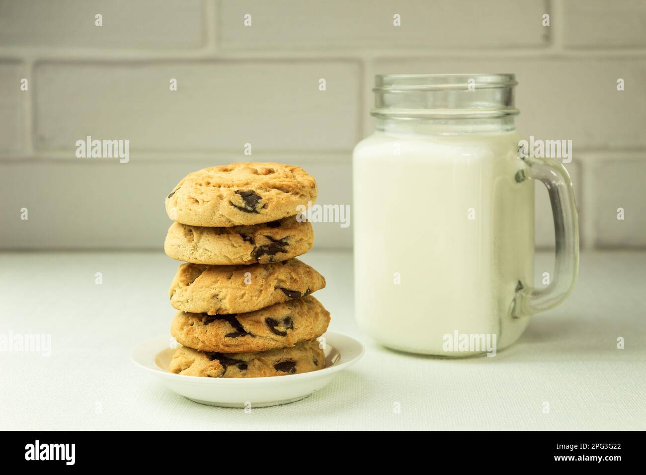 Kekse mit Milch, Nahaufnahme mit Platz für Text, Seitenansicht. Hausgemachte Kekse und ein Glas Milch Stockfoto