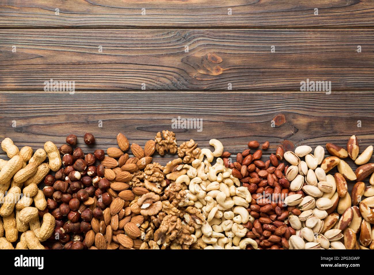 Unterschiedlicher Hintergrund des NUTS-Rahmens. Nahaufnahme, Draufsicht, flach liegend mit Vopy-Raum. Walnuss, Pistazien, Mandeln, Haselnüsse und Cashews. Stockfoto