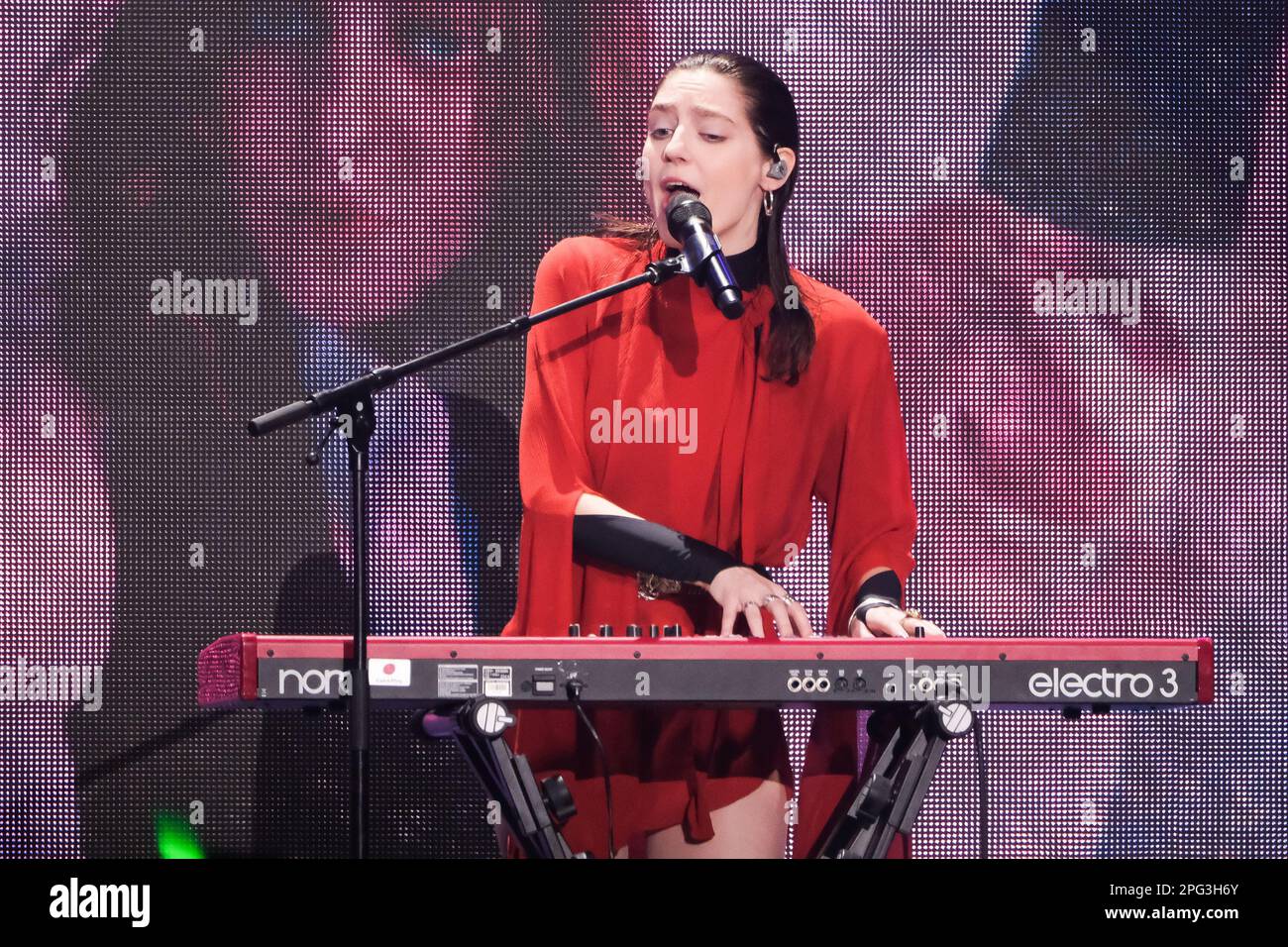 Madrid, Spanien. 18. März 2023. Jasmine Lucilla Elizabeth Jennifer van den Bogaerde?, besser bekannt unter ihrem Bühnennamen Birdy tritt während des Cadena 100 Festivals im Wizcenter in Madrid auf. Kredit: SOPA Images Limited/Alamy Live News Stockfoto