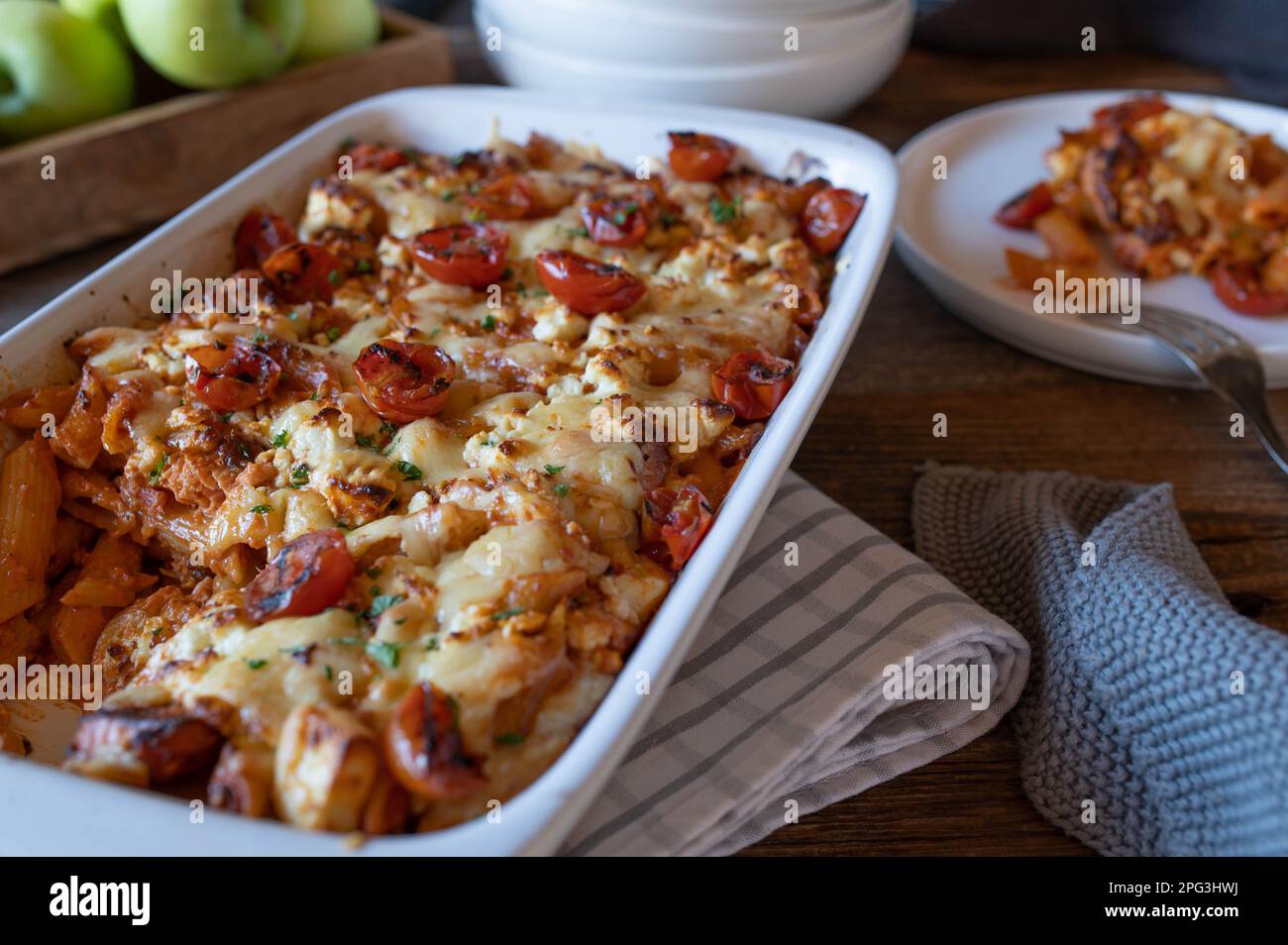 Lachs-Pasta-Auflauf mit Tomatensoße, Penne und Käseaufstrich Stockfoto