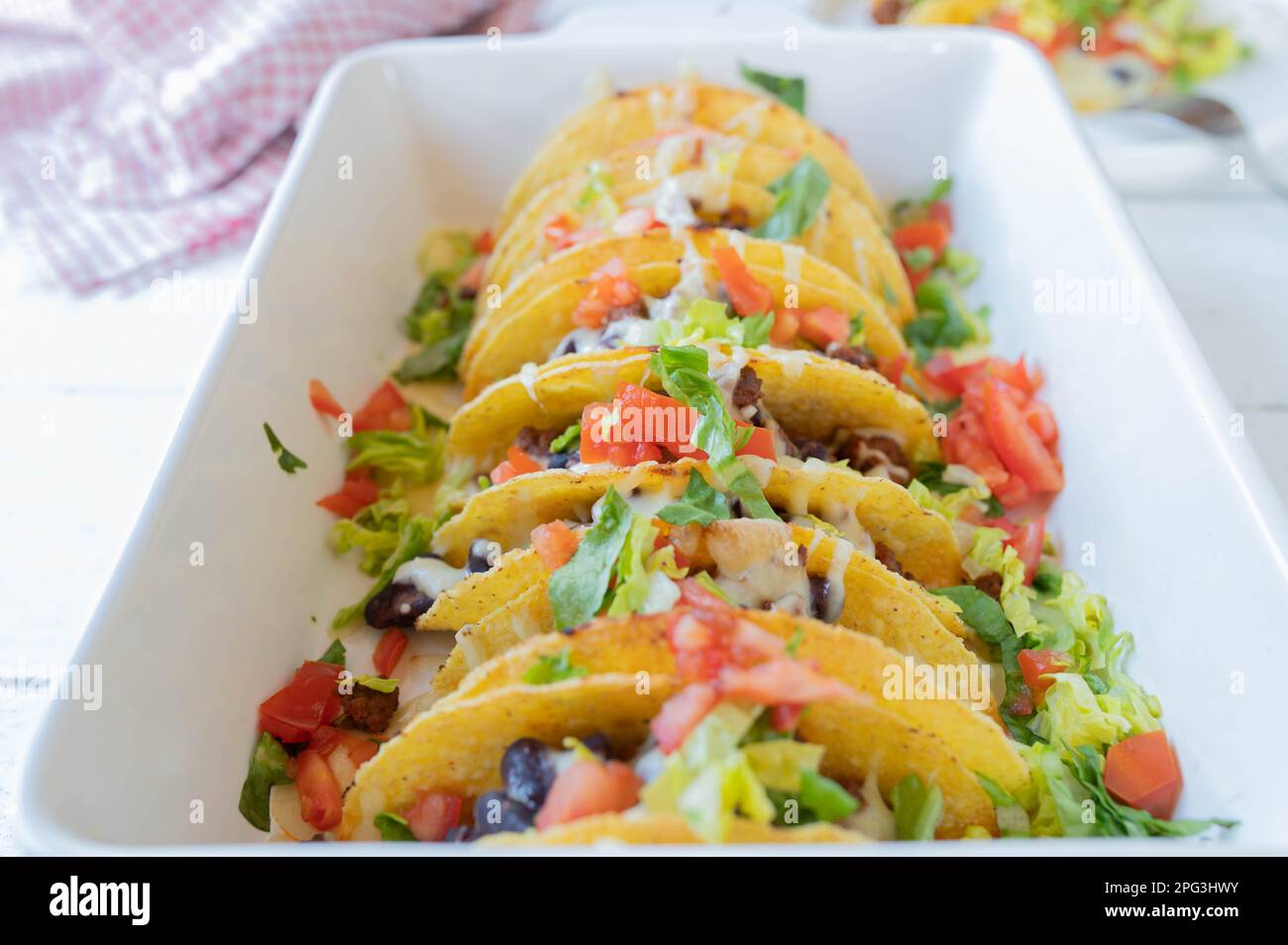 Tex-Mex-Taco-Auflauf mit Rinderhack, Kidney Beans, Tomaten, Salat und Käse in einem Auflauf. Stockfoto