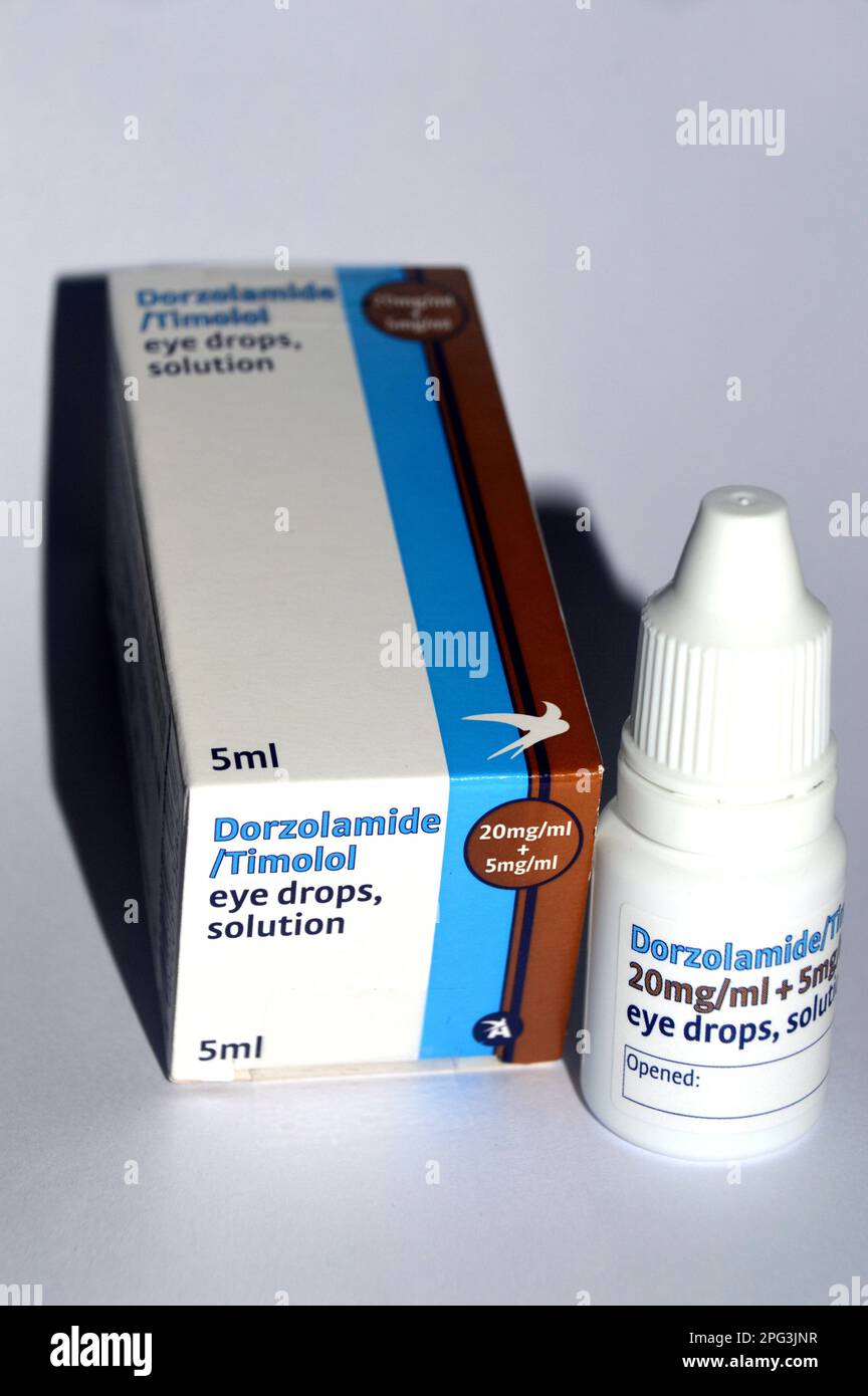 Packung und Flasche Dorzolamid/Timolol 20mg mg/ml + 5mg mg/ml Augentropfenlösung von Aspire zur Behandlung von Glaukom und okulärer Hypertonie. Stockfoto