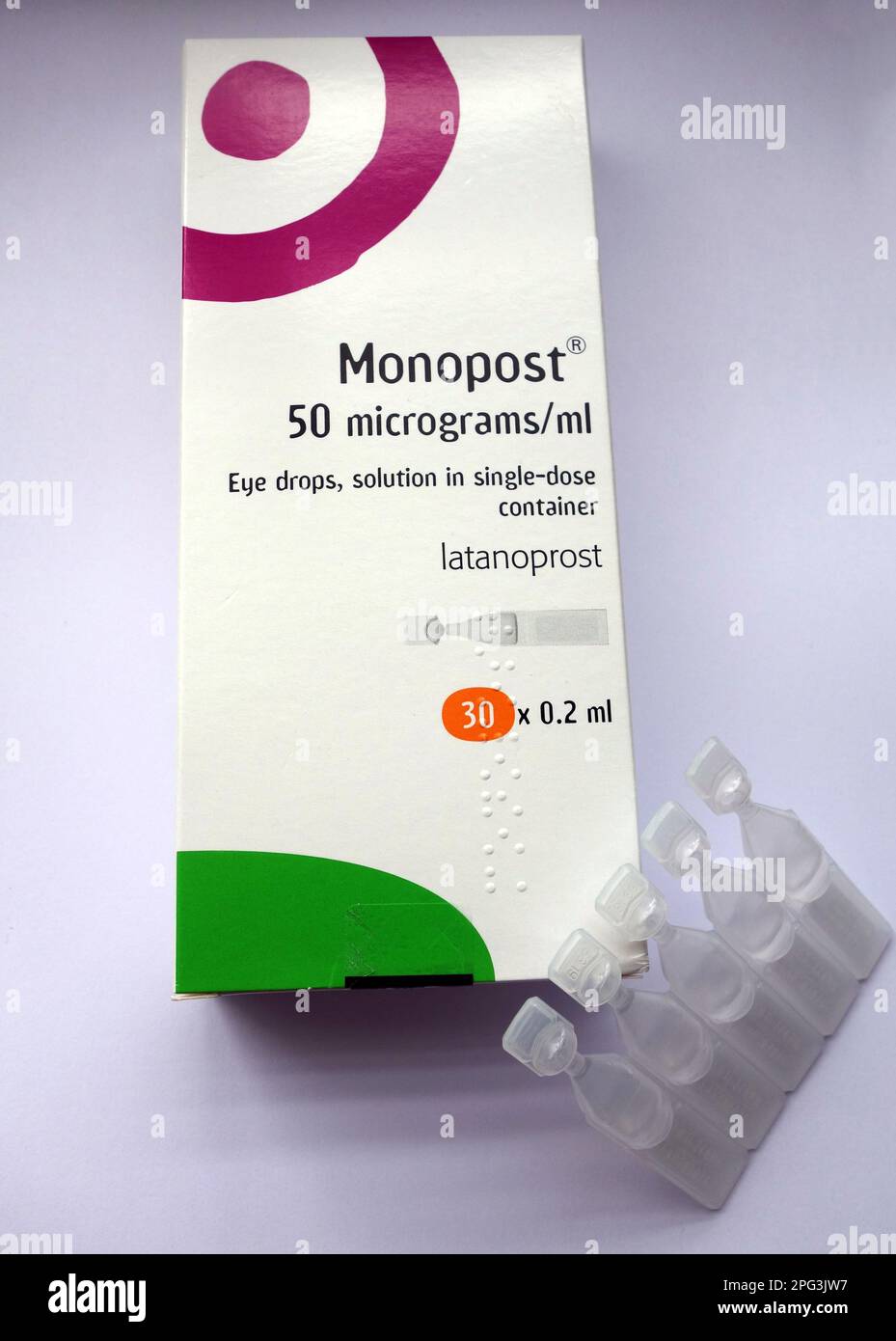 Eine Schachtel Monopost (Latanoprost) 50 Mikrogramm/ml Augentropfenlösung in Einzeldosisbehältnissen von Thea zur Behandlung von Offenwinkelglaukom und okulärer Hypertonie. Stockfoto