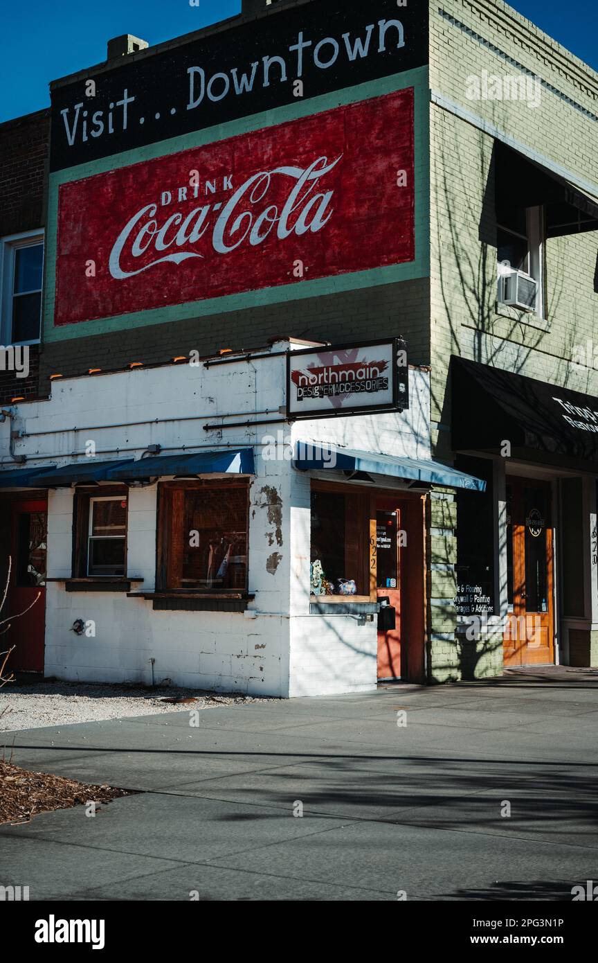 Vertikales Bild des Gebäudes mit großem Coca-Cola-Schild Stockfoto