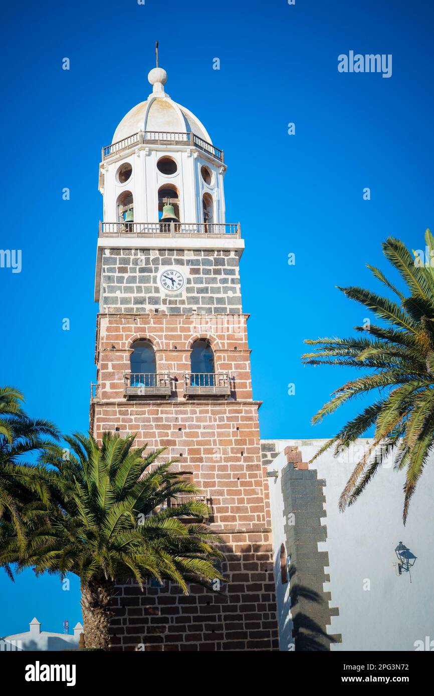 Teguise, Lanzarote, Spanien, 2023. März: Blick auf den Uhrenturm der Kirche Teguise, der ehemaligen Hauptstadt der spanischen Kanarischen Insel Lanzarote Stockfoto