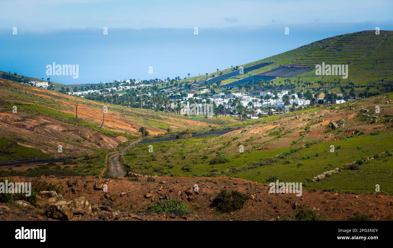 Blick auf Haria auf Lanzarote und das Tal der tausend Palmen. Reisen und Tourismus auf den Kanarischen Inseln. Stockfoto