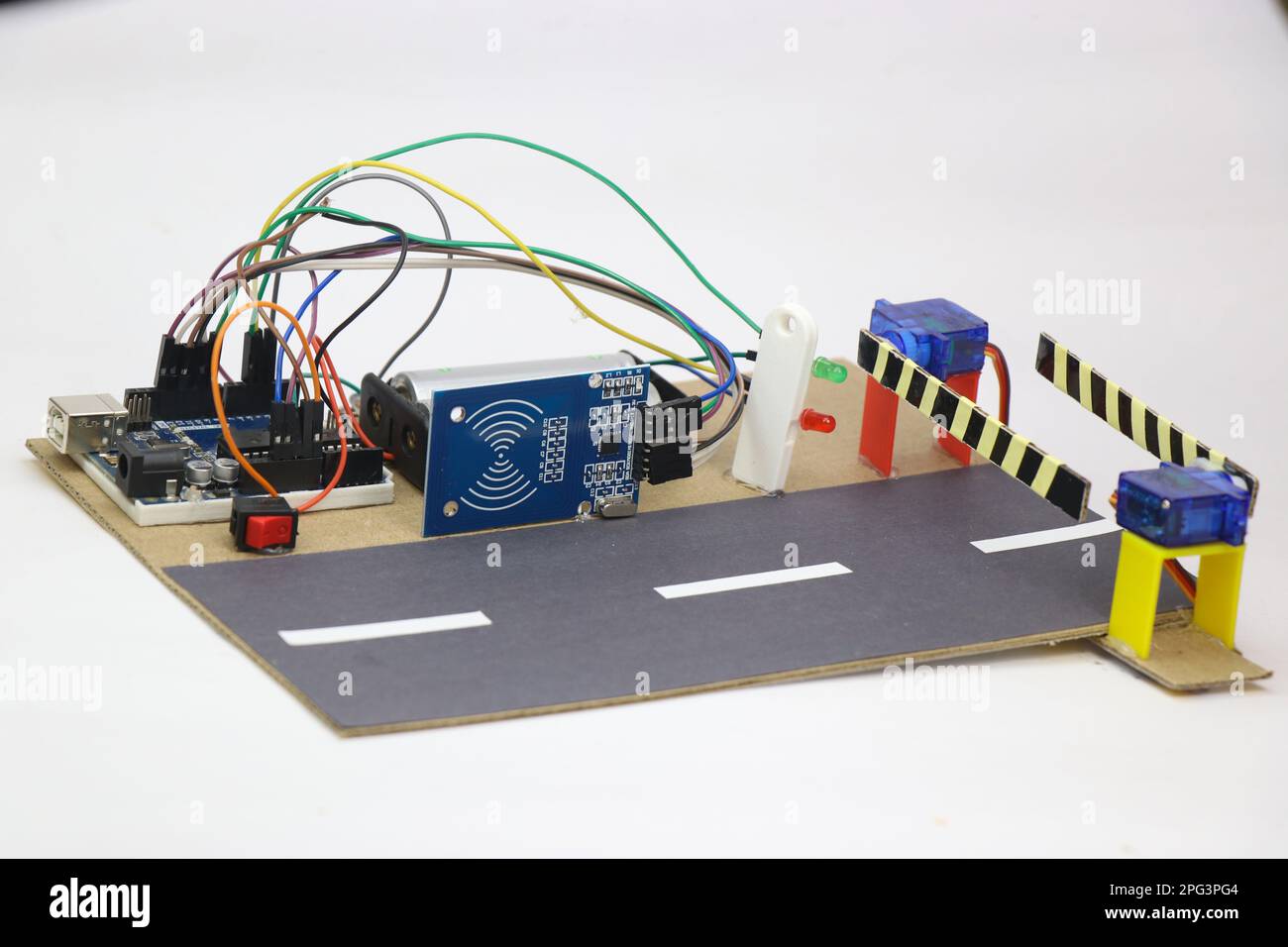 Prototyp eines automatischen Mautsystems mit RFID-Sensor und Servo. Aktive Arduino Projekte für Mini-Engineering-Projekte Stockfoto