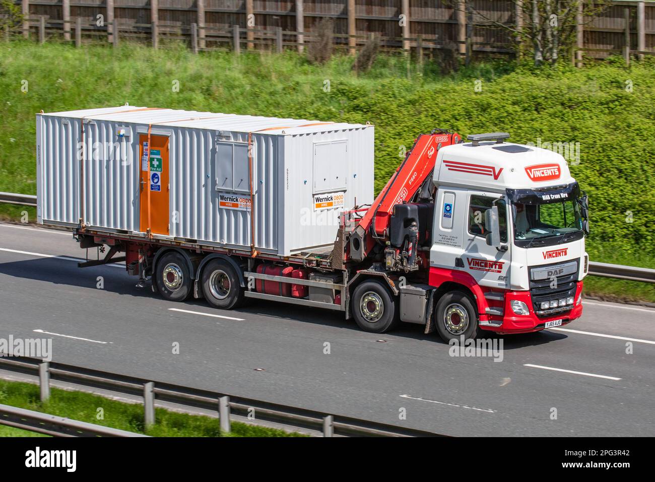 WERNICK Container Site Office MODULARER KRAN für DAF CF MIT FASSF660 HIAB. Vincents Transport; Fahrt auf der autobahn M6, Großbritannien Stockfoto