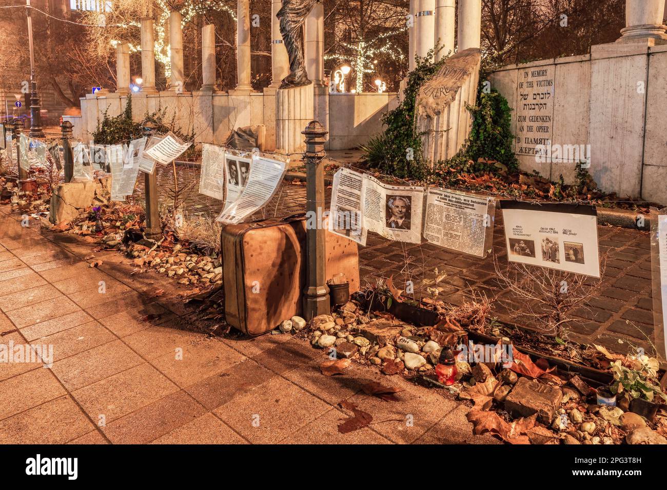 Budapest, Ungarn beleuchtete Nachtansicht des Deutschen Besatzungsdenkmals am Liberty Square. Stockfoto