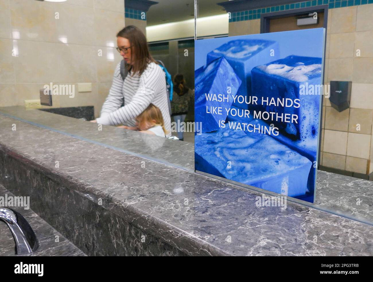 Öffentliches Badezimmer für Frauen in einem Einkaufszentrum in Florida. Stockfoto