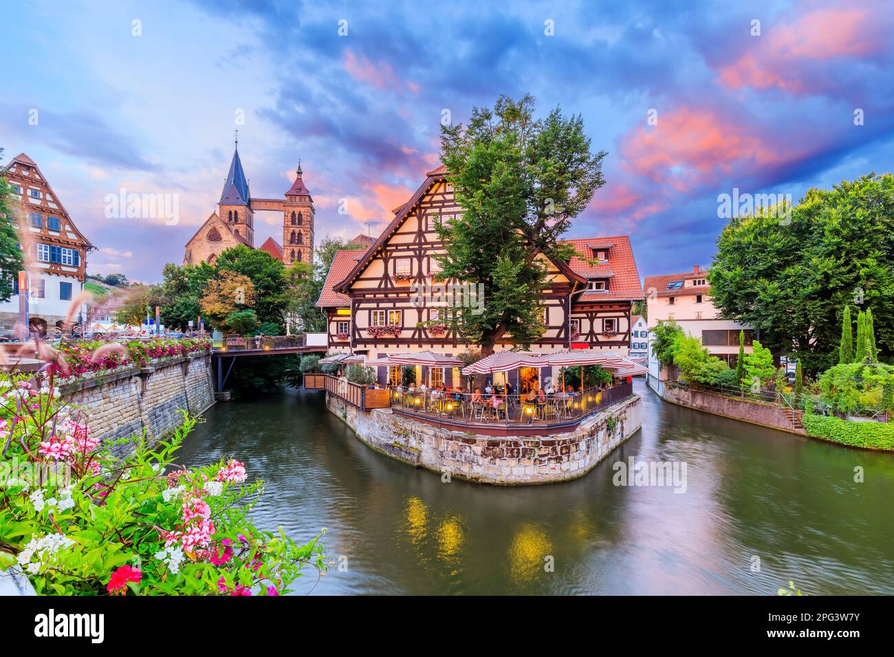Esslingen am Neckar, Deutschland. Stadtbild der mittelalterlichen Stadt und Neckar bei Sonnenuntergang. Stockfoto