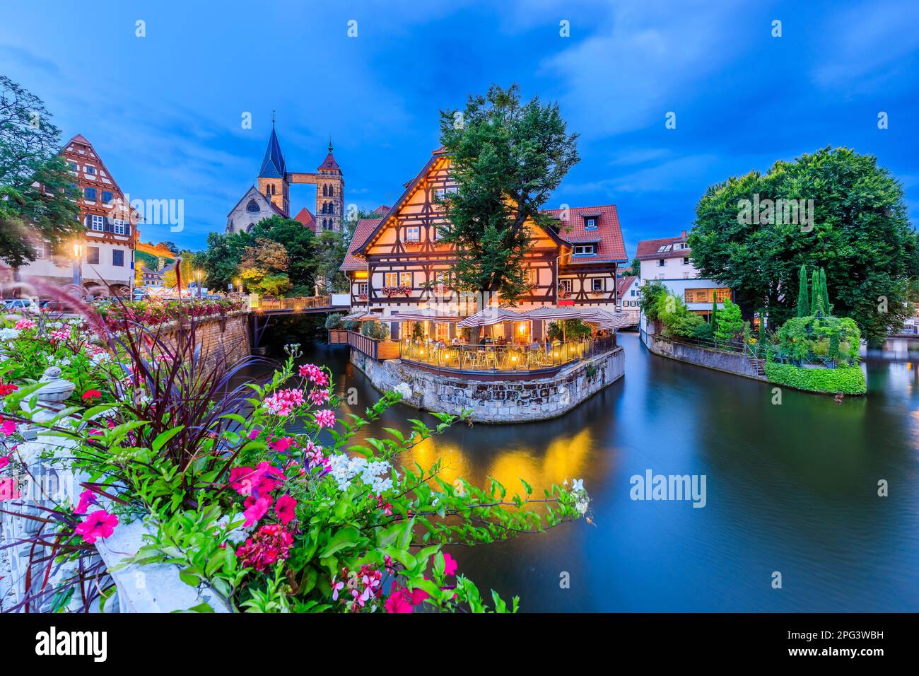 Esslingen am Neckar, Deutschland. Stadtbild der mittelalterlichen Stadt und Neckar in der Abenddämmerung. Stockfoto
