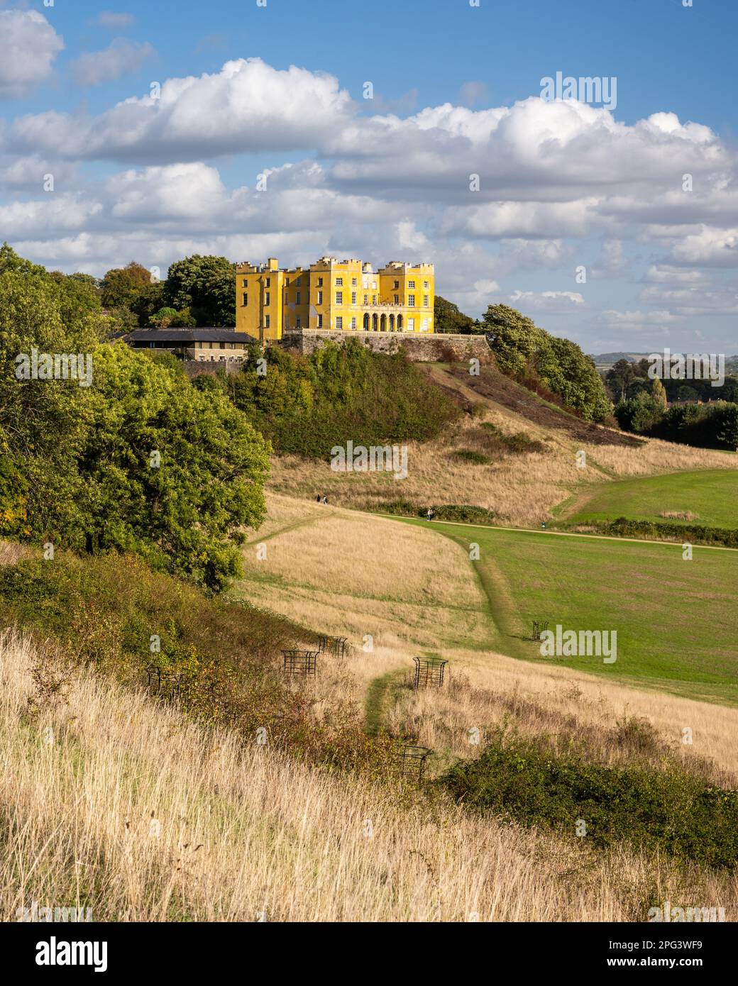 Das Dower House mit der gelben Burg steht auf einem Hügel über dem Stoke Park in Bristol. Stockfoto