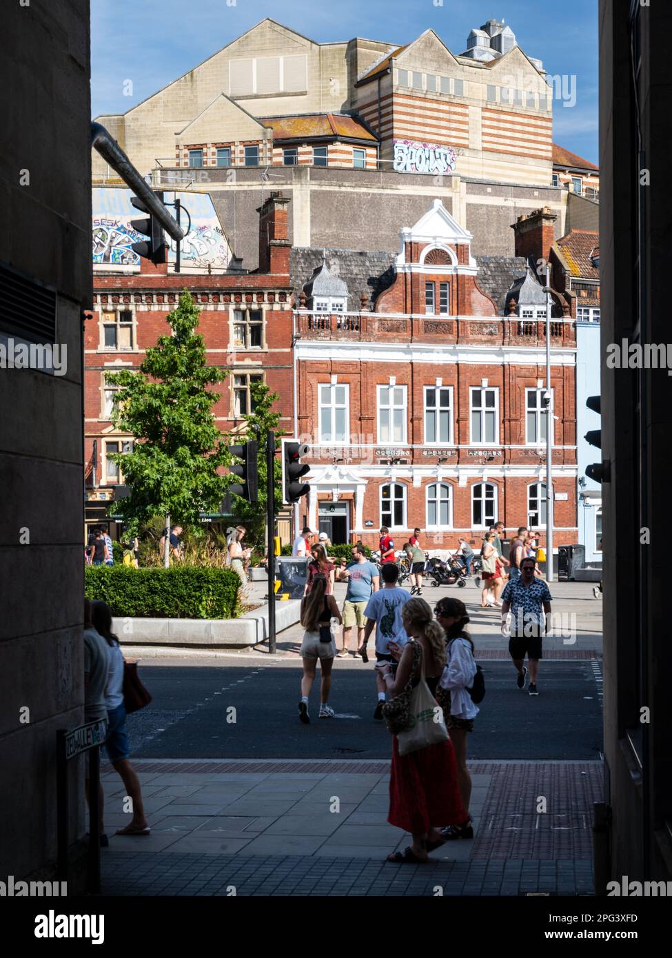 Fußgänger gehen entlang der Colston Avenue im Stadtzentrum von Bristol, mit dem Bristol Crown Court Komplex im Hintergrund. Stockfoto