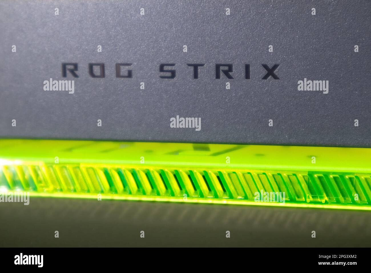 Kiew, Ukraine - 28. August 2022: ROG Strix G17 (Republik der Gamer) Gaming-Notebook von ASUS mit grünem Designelement. Notizbuchdetails. Technik, IT, Stockfoto