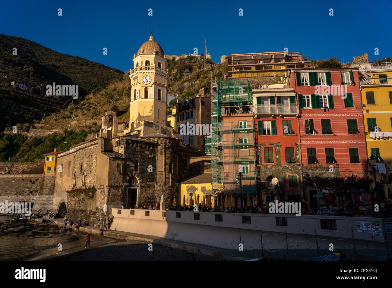 Vernazza. Cinque Terre an der italienischen Riveria ist bei Touristen in Italien und für Instagram-Fotos sehr beliebt. Stockfoto