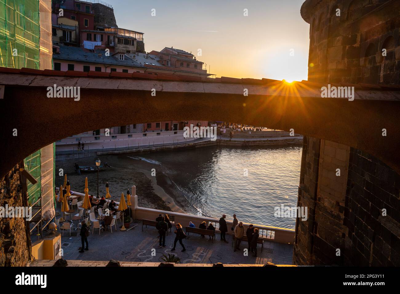 Vernazza. Cinque Terre an der italienischen Riveria ist bei Touristen in Italien und für Instagram-Fotos sehr beliebt. Stockfoto