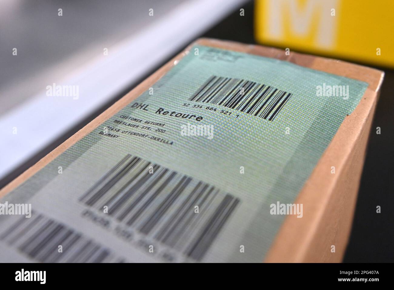 Deutsche Post DHL nahm am 20. März 2023 den größten Paketstandort Deutschlands in Betrieb. Bearbeitung von bis zu 72.000 Paketen pro Stunde im Aschheim II-Paketzentrum bei München. Verpackungen auf Bändern, retoure, Retoure, Retoure, Label, Package? Stockfoto