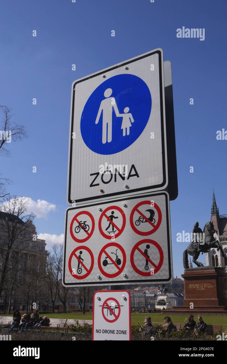 Schilder für Fußgängerzone, kein Radfahren, Skateboarden, E-Roller, Rikschas, Segways, Drohnen oder Hoverboards, Kossuth ter, Budapest, Ungarn Stockfoto