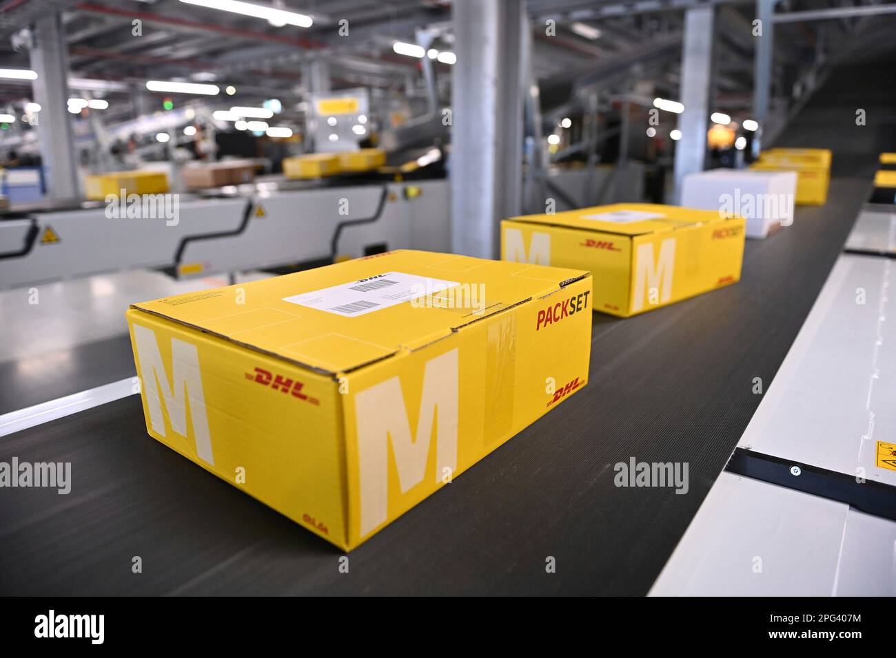Deutsche Post DHL nahm am 20. März 2023 den größten Paketstandort Deutschlands in Betrieb. Bearbeitung von bis zu 72.000 Paketen pro Stunde im Aschheim II-Paketzentrum bei München. Paket, Pakete auf Bändern, Förderband, Förderbänder? Stockfoto