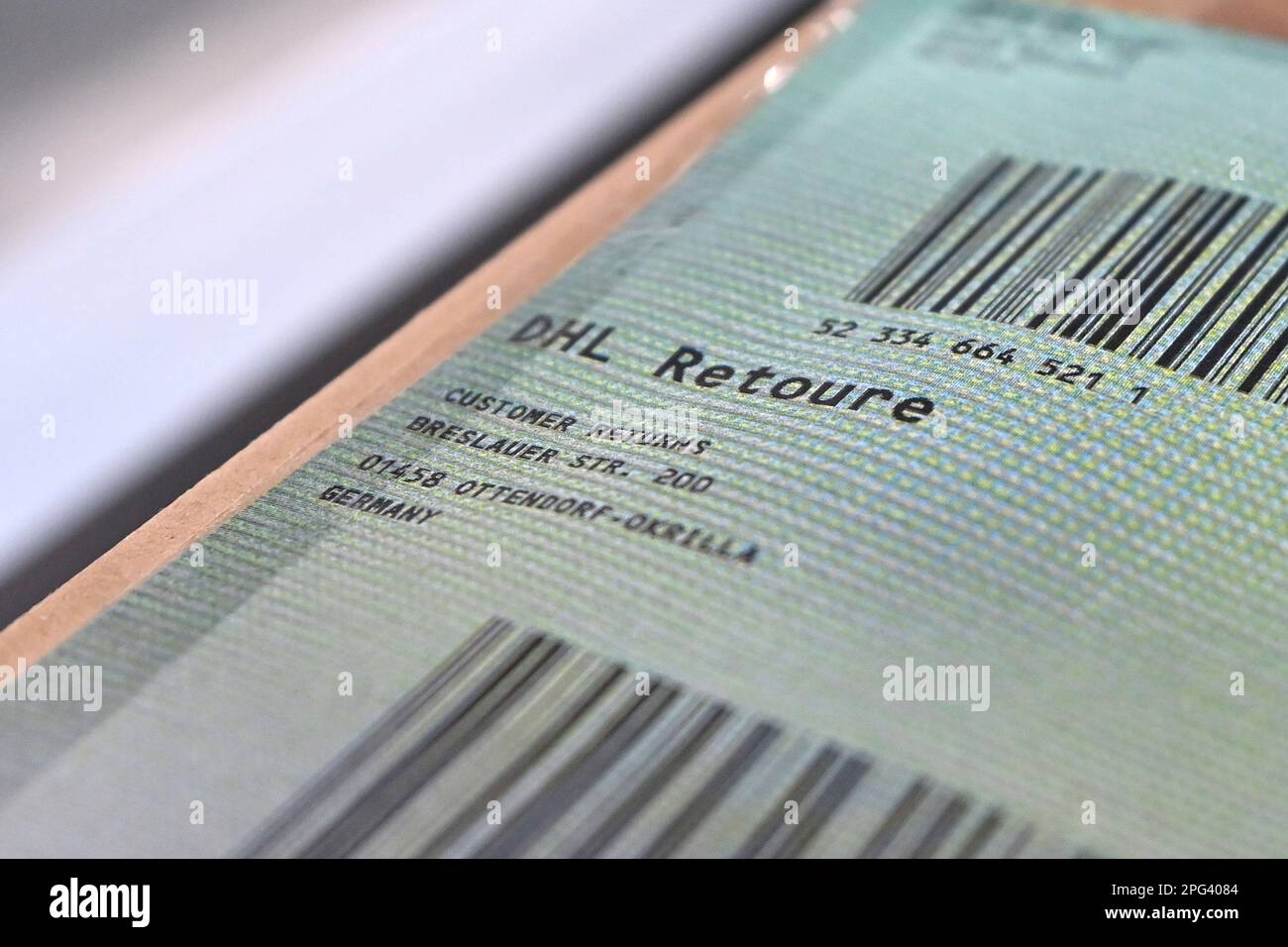 Deutsche Post DHL nahm am 20. März 2023 den größten Paketstandort Deutschlands in Betrieb. Bearbeitung von bis zu 72.000 Paketen pro Stunde im Aschheim II-Paketzentrum bei München. Verpackungen auf Bändern, retoure, Retoure, Retoure, Label, Package? Stockfoto