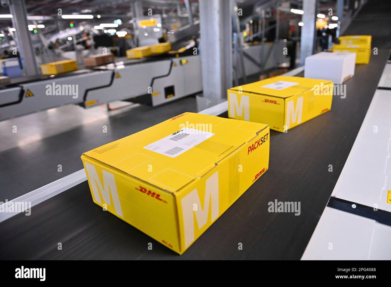 Deutsche Post DHL nahm am 20. März 2023 den größten Paketstandort Deutschlands in Betrieb. Bearbeitung von bis zu 72.000 Paketen pro Stunde im Aschheim II-Paketzentrum bei München. Paket, Pakete auf Bändern, Förderband, Förderbänder? Stockfoto