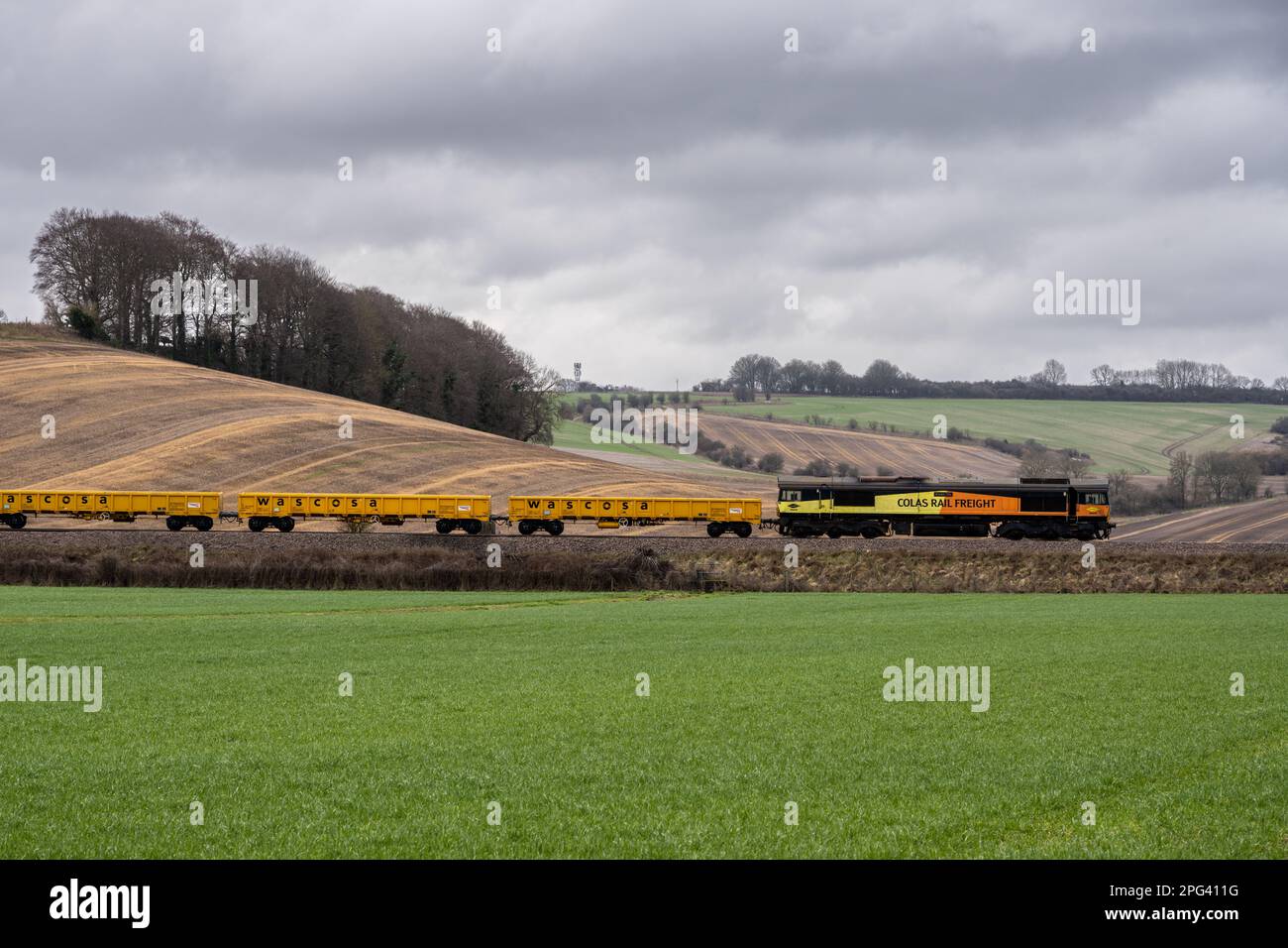 Ein Colas Rail Freight Engineering-Zug wartet im Wylye Valley unter den Hügeln des West Wiltshire Down während der Gleiserneuerung auf dem Wessex M Stockfoto
