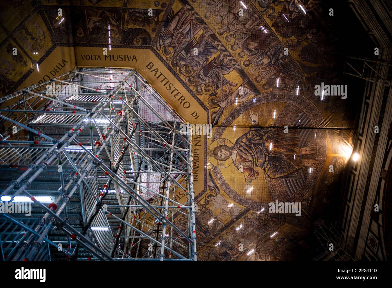Die Renovierungsarbeiten an der Mosaikdecke des Baptisteriums in Florenz lassen Touristen nur noch eine Kopie der Kunstwerke sehen Stockfoto