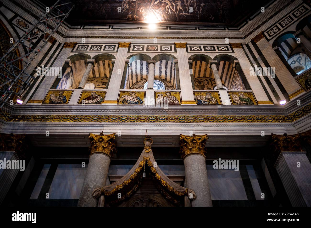 Die Renovierungsarbeiten an der Mosaikdecke des Baptisteriums in Florenz lassen Touristen nur noch eine Kopie der Kunstwerke sehen Stockfoto