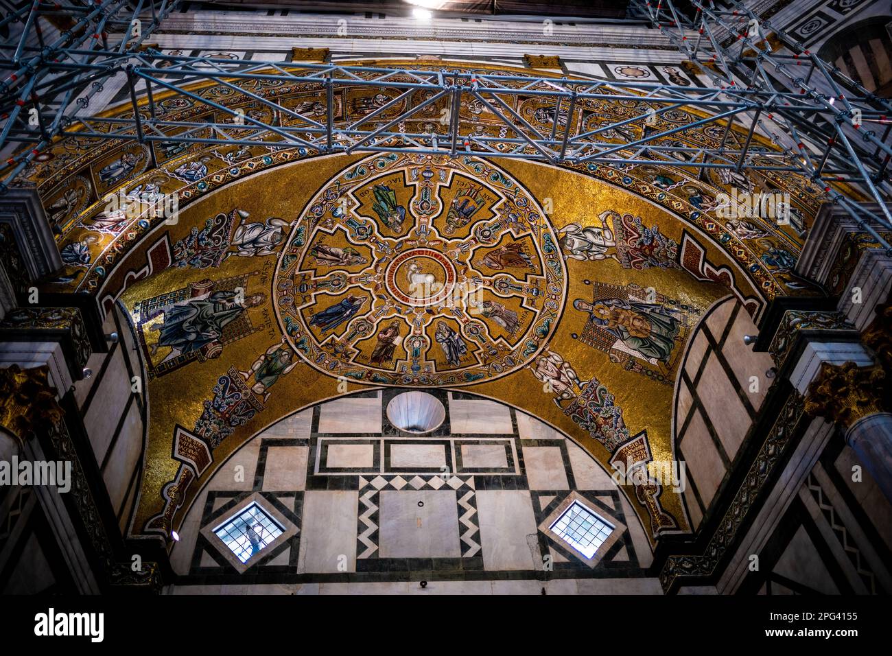 Die Renovierungsarbeiten an der Mosaikdecke des Baptisteriums in Florenz lassen Touristen nur noch eine Kopie der Kunstwerke sehen Stockfoto
