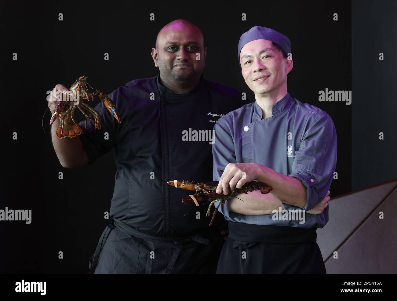 (L bis R) Chefkoch Raja Karunanethi und Chefkoch Jerry Tsui von Ozone Sous beim Pop-up in Ozone im Ritz-Carlton, Hongkong. 02MAR23 SCMP/Jonathan Wong Stockfoto