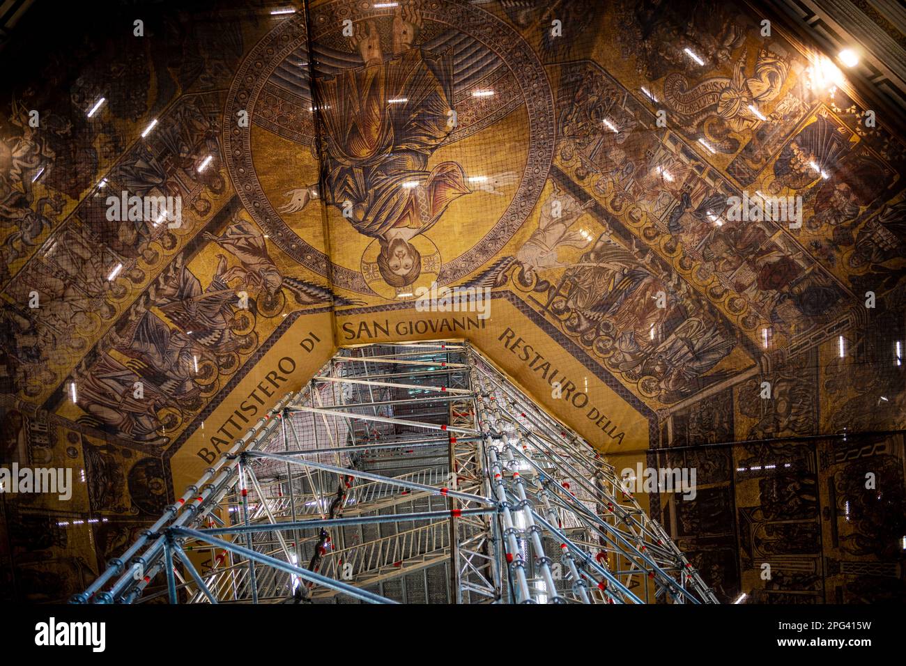 Die Renovierungsarbeiten an der Mosaikdecke des Baptisteriums in Florenz lassen Touristen nur noch eine Kopie der Kunstwerke sehen Stockfoto