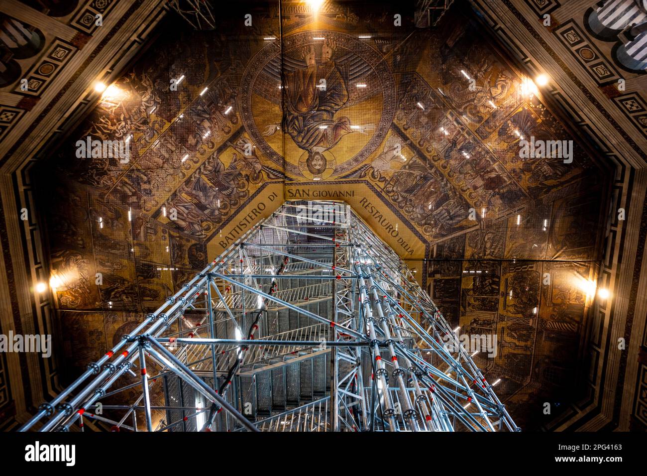 Die Renovierungsarbeiten an der Mosaikdecke des Baptisteriums in Florenz lassen Touristen nur noch eine Kopie der Kunstwerke sehen Stockfoto