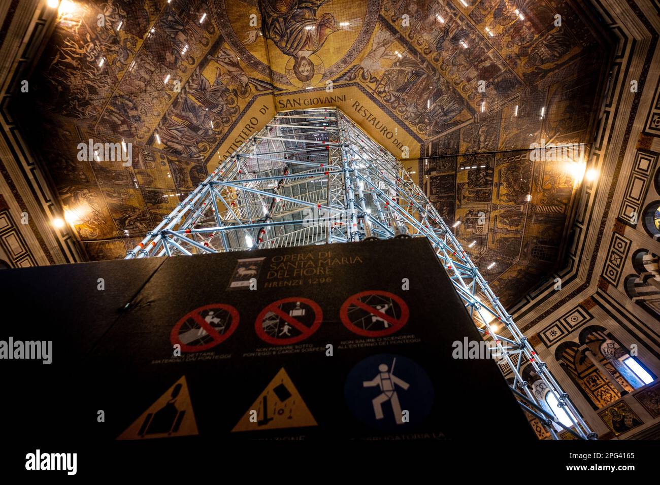 Die Renovierungsarbeiten an der Mosaikdecke des Baptisteriums in Florenz lassen Touristen nur noch eine Kopie der Kunstwerke sehen Stockfoto