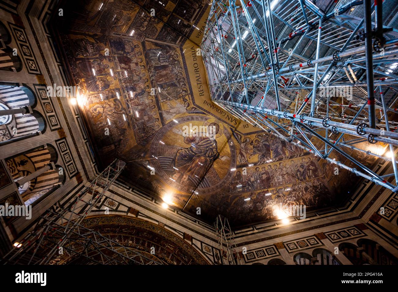 Die Renovierungsarbeiten an der Mosaikdecke des Baptisteriums in Florenz lassen Touristen nur noch eine Kopie der Kunstwerke sehen Stockfoto