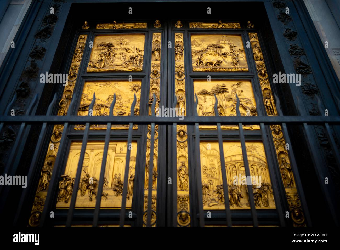 Die Renovierungsarbeiten an der Mosaikdecke des Baptisteriums in Florenz lassen Touristen nur noch eine Kopie der Kunstwerke sehen Stockfoto