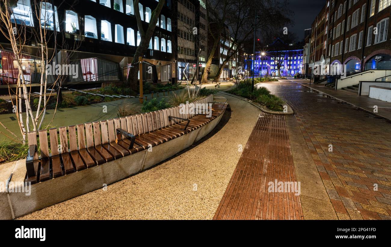 Der Alfred Place im Zentrum Londons wurde von einer Straße zum Parken abgelöst und umfasst Blumengrenzen, Sitzgelegenheiten und Spielmöglichkeiten. Stockfoto