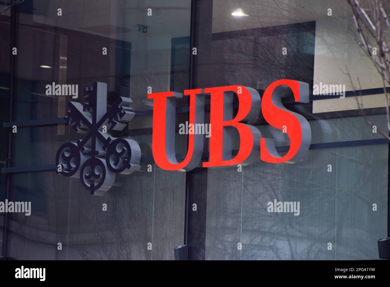 London, Großbritannien. 20. März 2023. Allgemeiner Überblick über die Büros der UBS UK in der City of London, da der Schweizer Bankriese seine Übernahme der in Schwierigkeiten befindlichen Bank Credit Suisse bekannt gibt. (Foto: Vuk Valcic/SOPA Images/Sipa USA) Guthaben: SIPA USA/Alamy Live News Stockfoto