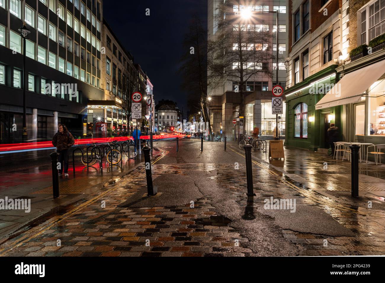 Poller bilden einen einfachen Modalfilter, um den Verkehr im Bereich Seven Dials im Zentrum Londons zu reduzieren. Stockfoto
