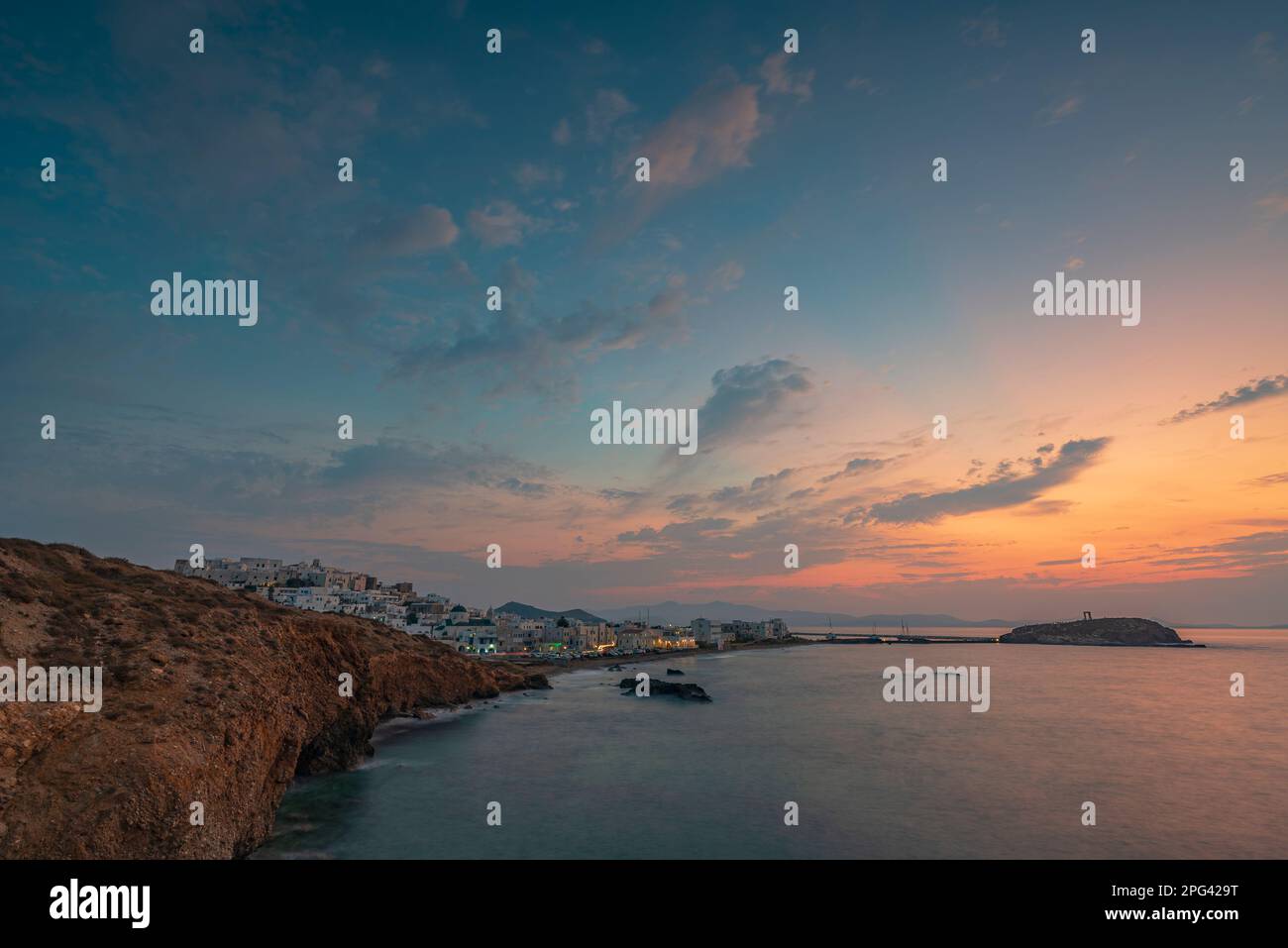 Panoramablick auf die Stadt Naxos und Portara in der Abenddämmerung Stockfoto