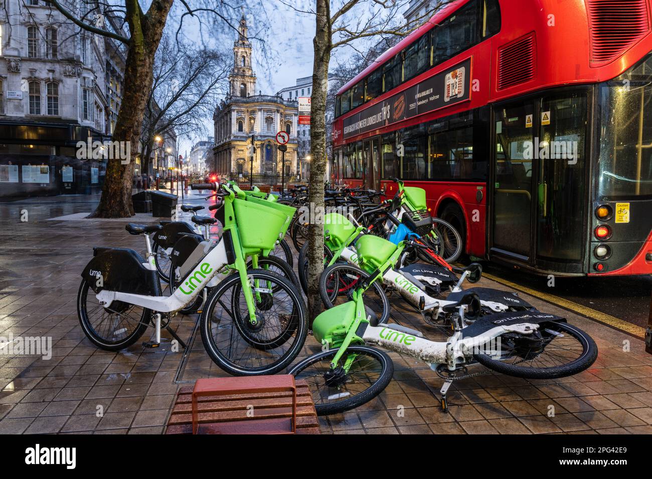 Dockless-Leihfahrräder liegen auf einem Haufen auf einem Bürgersteig im Zentrum von London, wo die Behörden versucht haben, Ordnung in das Chaos von Fahrrad und E-Scoo zu bringen Stockfoto