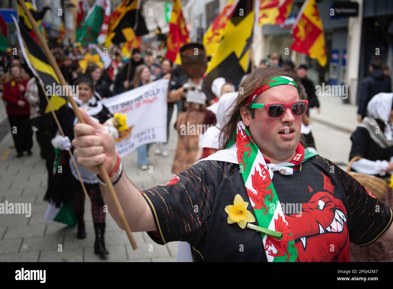 Cardiff, Wales, Großbritannien. 1. März 2023 Hunderte von Feiern nehmen an einer Parade zum St. David's Day in Cardiff Teil. Stockfoto