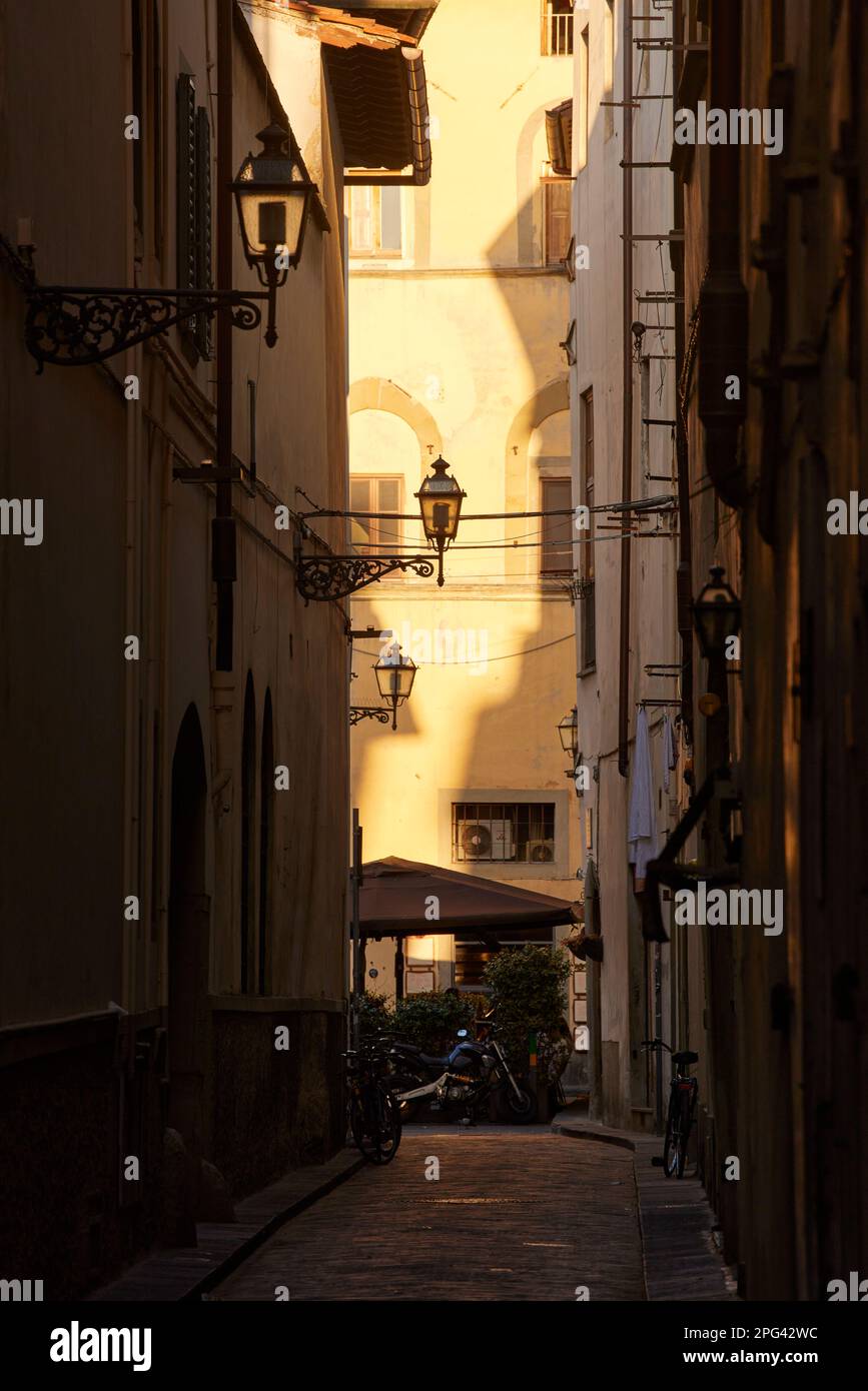 Straßenlaternen auf einer typischen Straße, Florenz, Italien Stockfoto