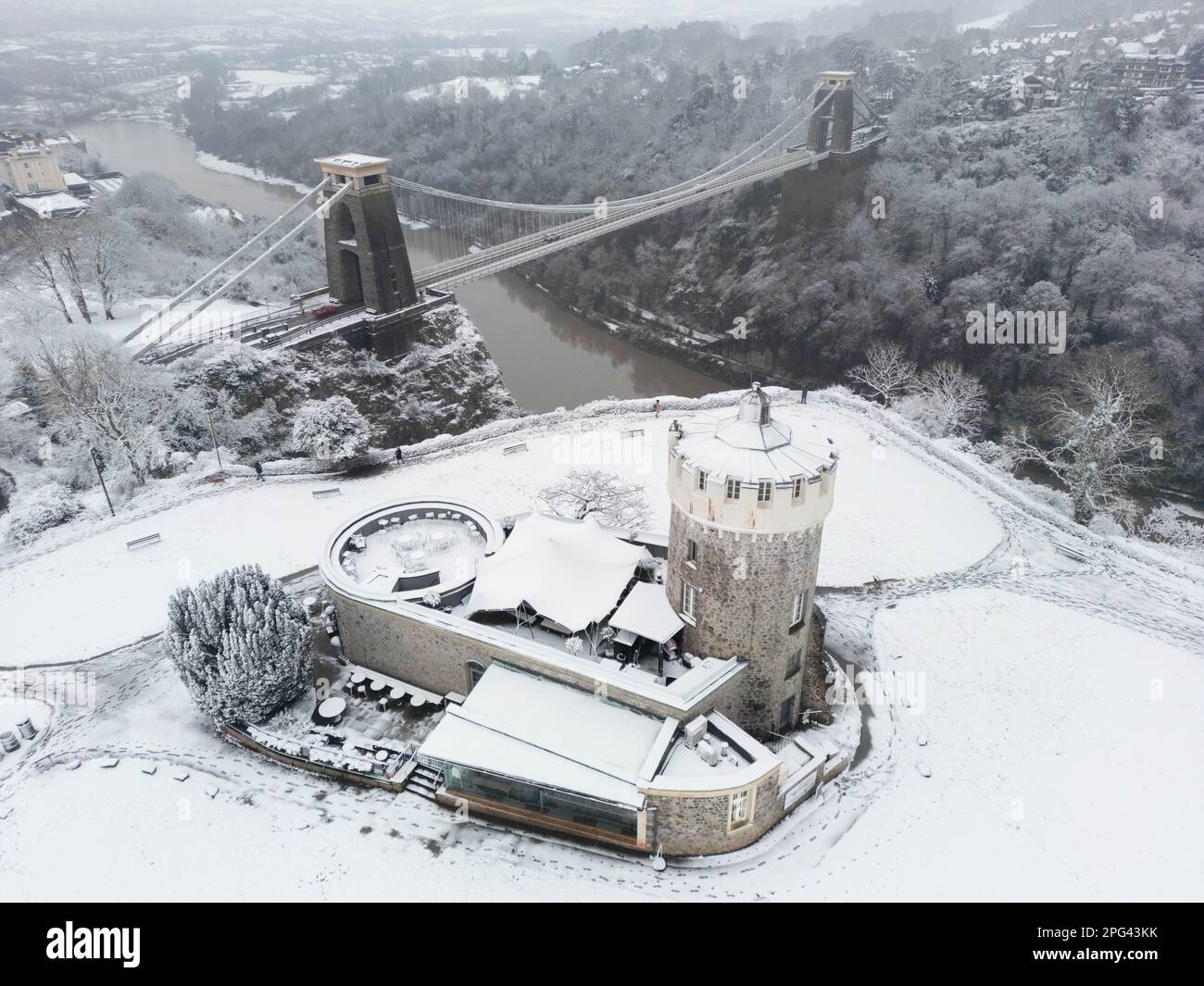 Clifton Suspension Bridge, Clifton, Bristol, Großbritannien. 8. März 2023 Abbildung: Clifton Observatory und Hängebrücke mit einer frischen Schicht über Nacht Stockfoto