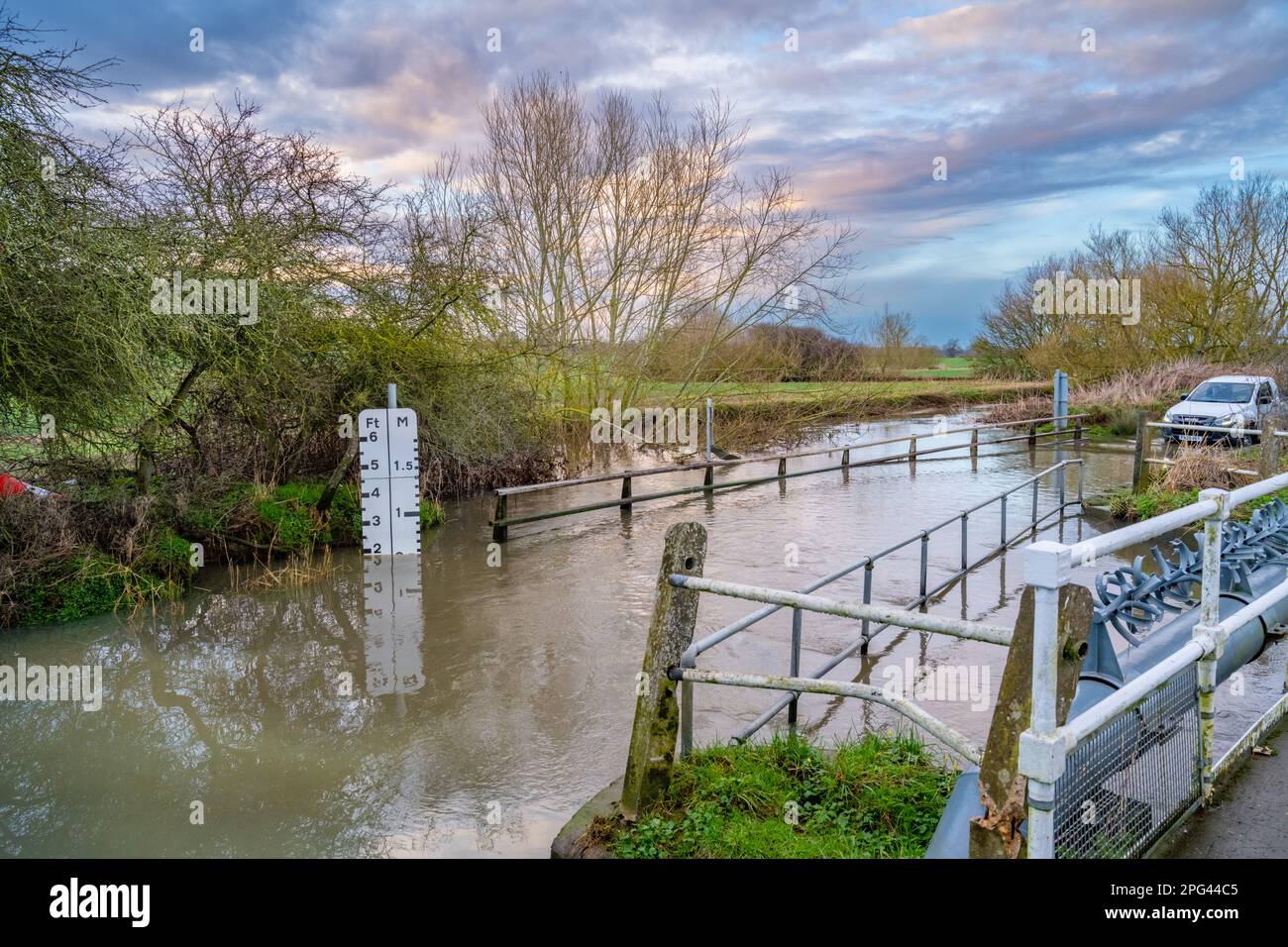 Der überflutete ford auf der Buttsbury Road zwischen Billericay und Ingatestone durch den Fluss Wid im Frühjahr 2023 Stockfoto